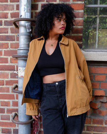 Say hello to your new favorite workwear inspired jacket! With its classy and minimalism design this '90s mustard yellow (almost orange to brown colored) is a wardrobe must-have. Timeless and thin... Better grab it before it's gone!