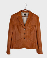Looking for a spring statement piece? This premium brown lamb leather blazer (thin!) is the answer! With its buttery soft feel, boho stitching details and different leather textures it's a must-have!