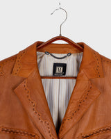 Looking for a spring statement piece? This premium brown lamb leather blazer (thin!) is the answer! With its buttery soft feel, boho stitching details and different leather textures it's a must-have!