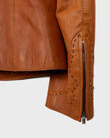 Looking for a spring statement piece? This premium brown lamb leather blazer (thin!) is the answer! With its buttery soft feel, boho stitching details and different leather textures it's a must-have!