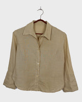 Soft, airy, and effortlessly cool – this vintage 80s linen blouse in a light beige / cream tone brings timeless style. The breathable (a bit see trough) fabric make it perfect for sunny days, casual layering or adding a vintage twist to your everyday look.