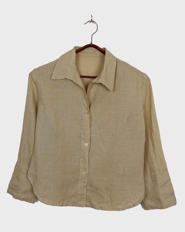 Soft, airy, and effortlessly cool – this vintage 80s linen blouse in a light beige / cream tone brings timeless style. The breathable (a bit see trough) fabric make it perfect for sunny days, casual layering or adding a vintage twist to your everyday look.