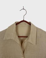 Soft, airy, and effortlessly cool – this vintage 80s linen blouse in a light beige / cream tone brings timeless style. The breathable (a bit see trough) fabric make it perfect for sunny days, casual layering or adding a vintage twist to your everyday look.