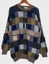 Get the best of all worlds with this vintage 90s Italian sweater. It's made of the finest materials, like silk, alpaca, lana, and mohair! And with an extra-long fit, you can make sure you stay comfy all at the same time