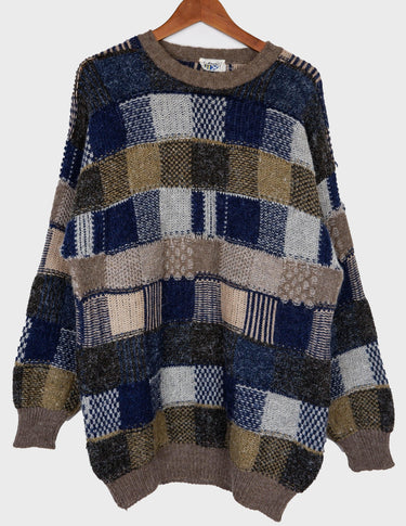 Get the best of all worlds with this vintage 90s Italian sweater. It's made of the finest materials, like silk, alpaca, lana, and mohair! And with an extra-long fit, you can make sure you stay comfy all at the same time