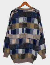 Get the best of all worlds with this vintage 90s Italian sweater. It's made of the finest materials, like silk, alpaca, lana, and mohair! And with an extra-long fit, you can make sure you stay comfy all at the same time