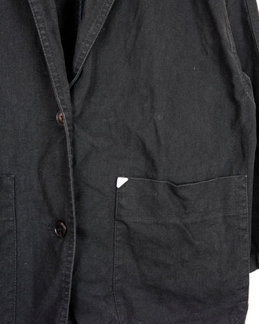 If you’re looking for a timeless piece, you can’t go wrong with this Vintage 90s linen x cotton black blazer. Crafted in Morocco, you’ll be making a statement of effortless elegance in no time!