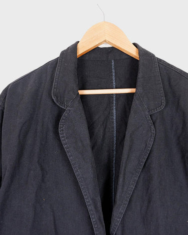 If you’re looking for a timeless piece, you can’t go wrong with this Vintage 90s linen x cotton black blazer. Crafted in Morocco, you’ll be making a statement of effortless elegance in no time!