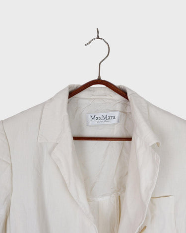 Slip into effortless luxury with this vintage Max Mara pure linen blouse — straight from the golden age of 90s Italian fashion. With its sharp lapels, sculpted silhouette, and waist-defining belt, it’s pure understated power dressing. Made from 100% premium linen, it’s light, luxe, and built for those sun-drenched days. Vintage Max Mara never goes out of style.