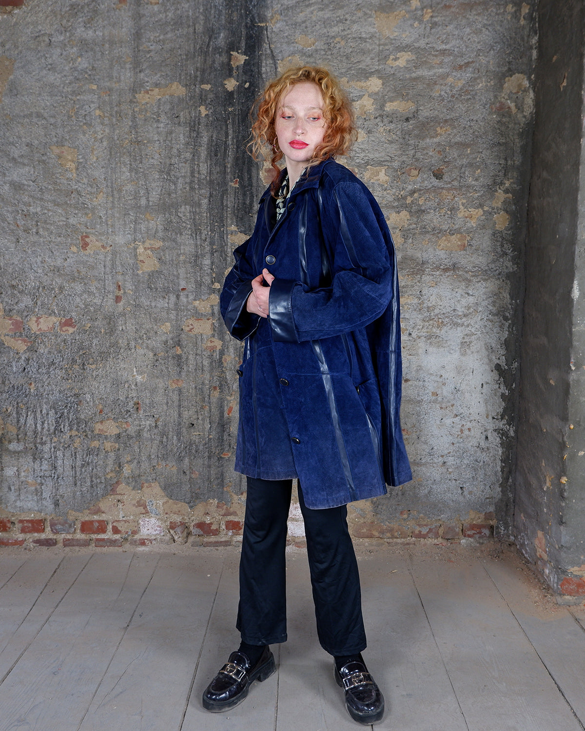 This vintage oversized navy blue leather coat (thin!) features shoulder pads and a relaxed fit, exuding effortless style. The eye-catching navy blue color is complemented by faux leather stripes, adding a touch of edge. Ideal for sizes L and XL, this coat is a true representation of vintage fashion.
