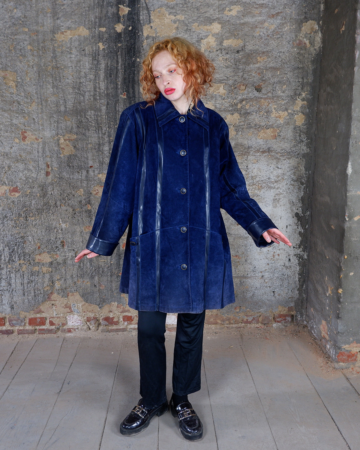 This vintage oversized navy blue leather coat (thin!) features shoulder pads and a relaxed fit, exuding effortless style. The eye-catching navy blue color is complemented by faux leather stripes, adding a touch of edge. Ideal for sizes L and XL, this coat is a true representation of vintage fashion.