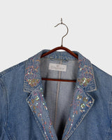 Add a touch of personality to your wardrobe with our Vintage 90s blue denim blazer. Featuring playful splashes of colorful pearls, this blazer exudes a fairy-like charm!