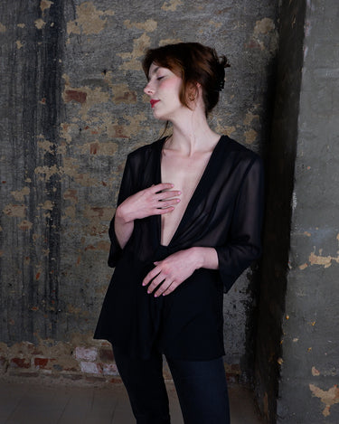 See-through but never low-key – this sheer lace-up jacket brings attitude with every detail. The transparent fabric meets lacing for a look that’s anything but basic. A y2k piece that speaks for itself.