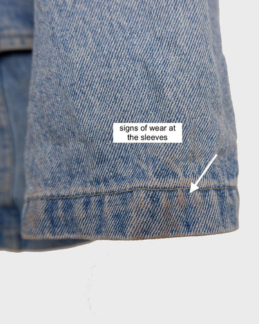 Add a touch of personality to your wardrobe with our Vintage 90s blue denim blazer. Featuring playful splashes of colorful pearls, this blazer exudes a fairy-like charm!