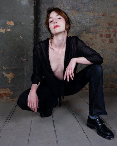 See-through but never low-key – this sheer lace-up jacket brings attitude with every detail. The transparent fabric meets lacing for a look that’s anything but basic. A y2k piece that speaks for itself.