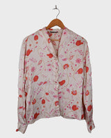 Get ready to fall in love with this vintage 80s romantic white blouse! Adorned with red and pink flowers and waving details, it's perfect for adding a elegance to your outfit.