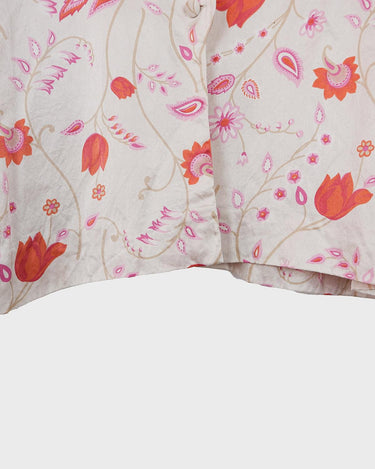 Get ready to fall in love with this vintage 80s romantic white blouse! Adorned with red and pink flowers and waving details, it's perfect for adding a elegance to your outfit.