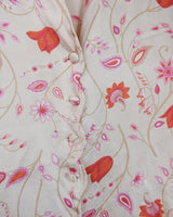 Get ready to fall in love with this vintage 80s romantic white blouse! Adorned with red and pink flowers and waving details, it's perfect for adding a elegance to your outfit.