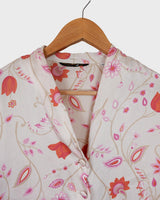 Get ready to fall in love with this vintage 80s romantic white blouse! Adorned with red and pink flowers and waving details, it's perfect for adding a elegance to your outfit.