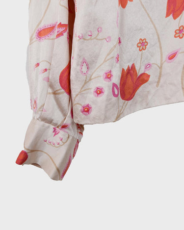Get ready to fall in love with this vintage 80s romantic white blouse! Adorned with red and pink flowers and waving details, it's perfect for adding a elegance to your outfit.