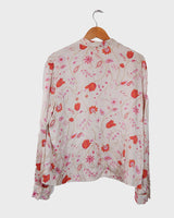 Get ready to fall in love with this vintage 80s romantic white blouse! Adorned with red and pink flowers and waving details, it's perfect for adding a elegance to your outfit.