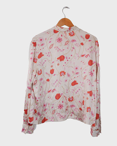 Get ready to fall in love with this vintage 80s romantic white blouse! Adorned with red and pink flowers and waving details, it's perfect for adding a elegance to your outfit.