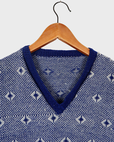 Snuggle up in this ultra-cozy handknitted woolly slipover!