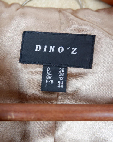 Introducing the y2k beige/cream brown Dino'z leather jacket! Complete with dark golden buttons and light shoulder pads, this jacket is just timeless! 