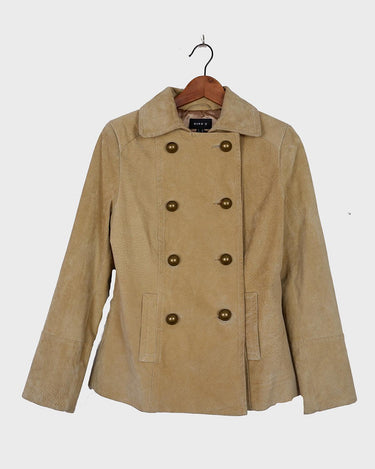 Introducing the y2k beige/cream brown Dino'z leather jacket! Complete with dark golden buttons and light shoulder pads, this jacket is just timeless! 