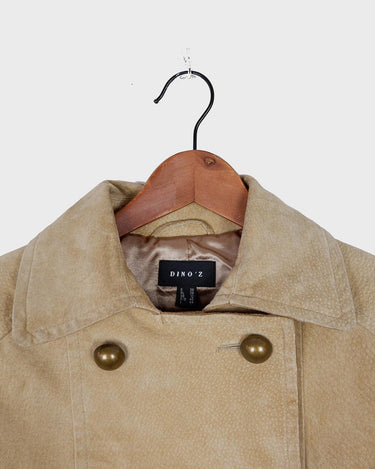 Introducing the y2k beige/cream brown Dino'z leather jacket! Complete with dark golden buttons and light shoulder pads, this jacket is just timeless! 