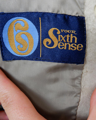 Snag this beige/grey leather jacket (thin) in size M. A timeless addition to any wardrobe!