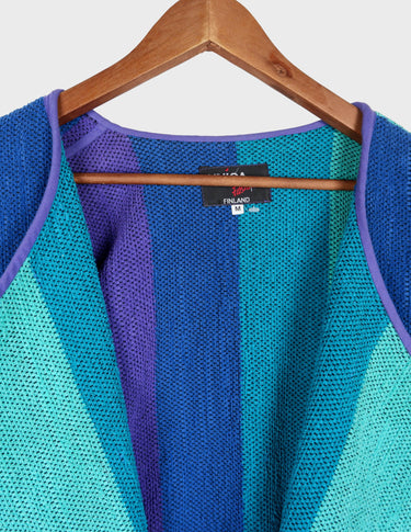 Revive the perfect 90s vibe with this must-have vest! From the deep blue color to the unforgettable frottee look, this Premium cotton vest is the ultimate throwback. Ready to rock M-L sizing, show off your style and get grooving!