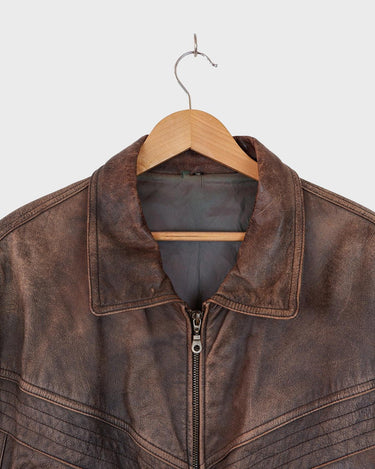 Revive the '80s look with this vintage brown used look leather jacket! It's been around the block, but there's still plenty of life in it enough to make a statement that'll stand the test of time. Please keep in mind, that the inner lining of the leather jacket is full of discoloration and cracks that have been sewn up (condition 4/10 for the inner lining). Please have a look at the last 3 photos for the inner lining.