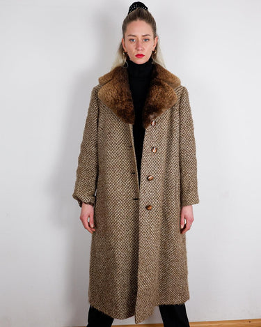 This vintage coat is a real catch with its 70s 80s vibe and luxurious real fur collar. Made from new wool, it's perfect for staying warm during the spring season.