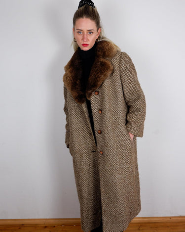 This vintage coat is a real catch with its 70s 80s vibe and luxurious real fur collar. Made from new wool, it's perfect for staying warm during the spring season.
