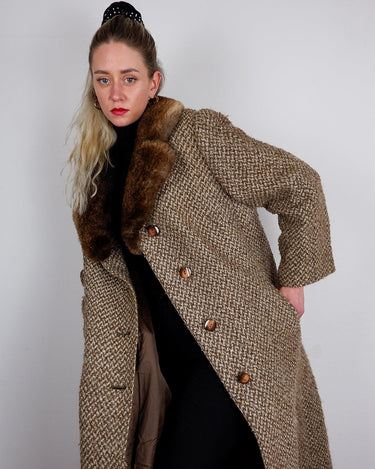 This vintage coat is a real catch with its 70s 80s vibe and luxurious real fur collar. Made from new wool, it's perfect for staying warm during the spring season.