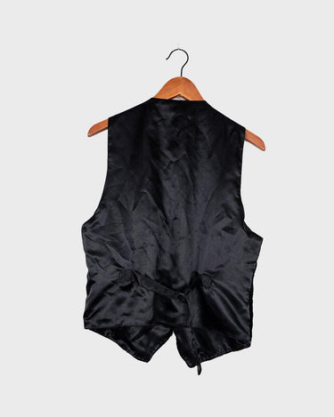 This vintage vest packs the perfect punch of 80s style! With its black velvet material and subtle shimmer of embroidered pailettes, you'll ready to sparkle.