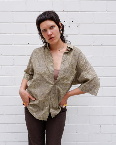 Say less. An original 70s piece from Italy with brown and purple paisley and a relaxed cut made to move. Vintage that speaks for itself. Worn with confidence.