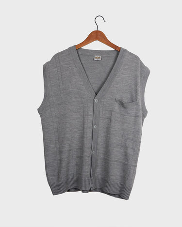 You can't go wrong with a little vintage flavor! This vintage 90s grey woolmix sweater is a true classic from the 90s, which makes it easy to combine with modern stuff. Grandpa's closet never looked so good, right?