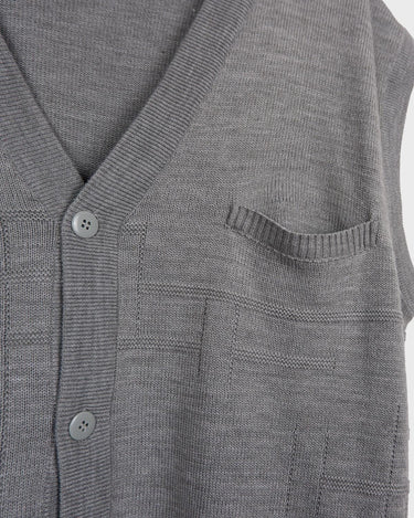 You can't go wrong with a little vintage flavor! This vintage 90s grey woolmix sweater is a true classic from the 90s, which makes it easy to combine with modern stuff. Grandpa's closet never looked so good, right?
