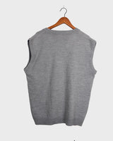 You can't go wrong with a little vintage flavor! This vintage 90s grey woolmix sweater is a true classic from the 90s, which makes it easy to combine with modern stuff. Grandpa's closet never looked so good, right?