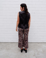 This Y2k black vest blends classic baroque style with a subtle gothic edge. The textured floral pattern and fleur-de-lis buttons give it a refined yet bold character. Cool, confident and a little unexpected – a standout piece without shouting.