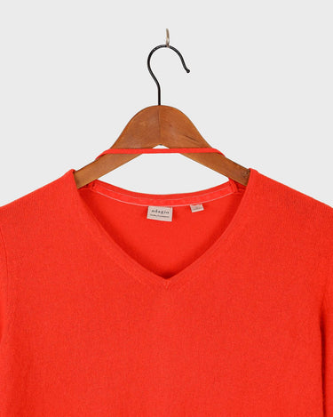 This preloved v-neck is a must-have! A pretty orange cashmere-silk blend brings the perfect pop of color to your wardrobe in a lightweight, ultra-soft style. Ready to snuggle up in this second hand sweater?