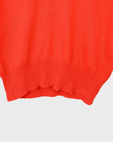 This preloved v-neck is a must-have! A pretty orange cashmere-silk blend brings the perfect pop of color to your wardrobe in a lightweight, ultra-soft style. Ready to snuggle up in this second hand sweater?