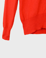 This preloved v-neck is a must-have! A pretty orange cashmere-silk blend brings the perfect pop of color to your wardrobe in a lightweight, ultra-soft style. Ready to snuggle up in this second hand sweater?