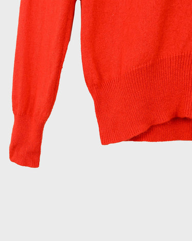 This preloved v-neck is a must-have! A pretty orange cashmere-silk blend brings the perfect pop of color to your wardrobe in a lightweight, ultra-soft style. Ready to snuggle up in this second hand sweater?