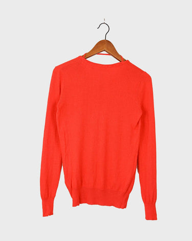 This preloved v-neck is a must-have! A pretty orange cashmere-silk blend brings the perfect pop of color to your wardrobe in a lightweight, ultra-soft style. Ready to snuggle up in this second hand sweater?