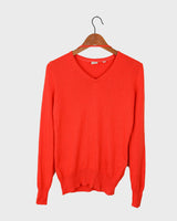 This preloved v-neck is a must-have! A pretty orange cashmere-silk blend brings the perfect pop of color to your wardrobe in a lightweight, ultra-soft style. Ready to snuggle up in this second hand sweater?