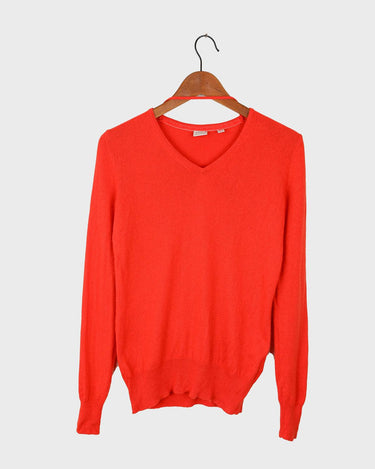This preloved v-neck is a must-have! A pretty orange cashmere-silk blend brings the perfect pop of color to your wardrobe in a lightweight, ultra-soft style. Ready to snuggle up in this second hand sweater?