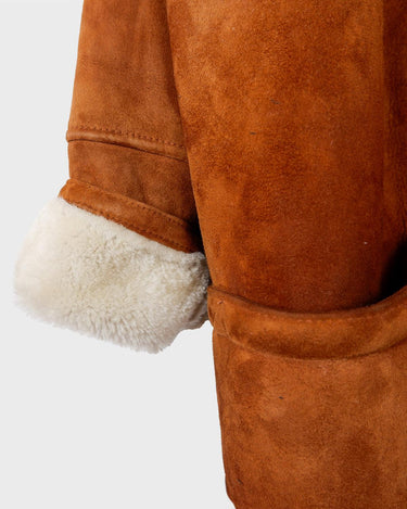 Cuddle up in this vintage '80s brown shearling coat with signature shoulder pads (removable shoulder pads)! With its cozy shearling material, you'll feel like you're getting a hug, all the time! Oh did you already see the special buttons?